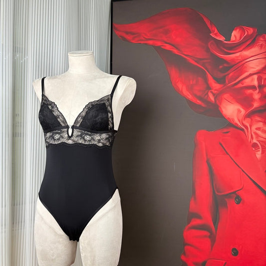 FREEDOMBEAUT | FQ2865 lace stretch cloth cotton crotch primer onesie European and American cross-border V-neck suspender women's black bodysuit