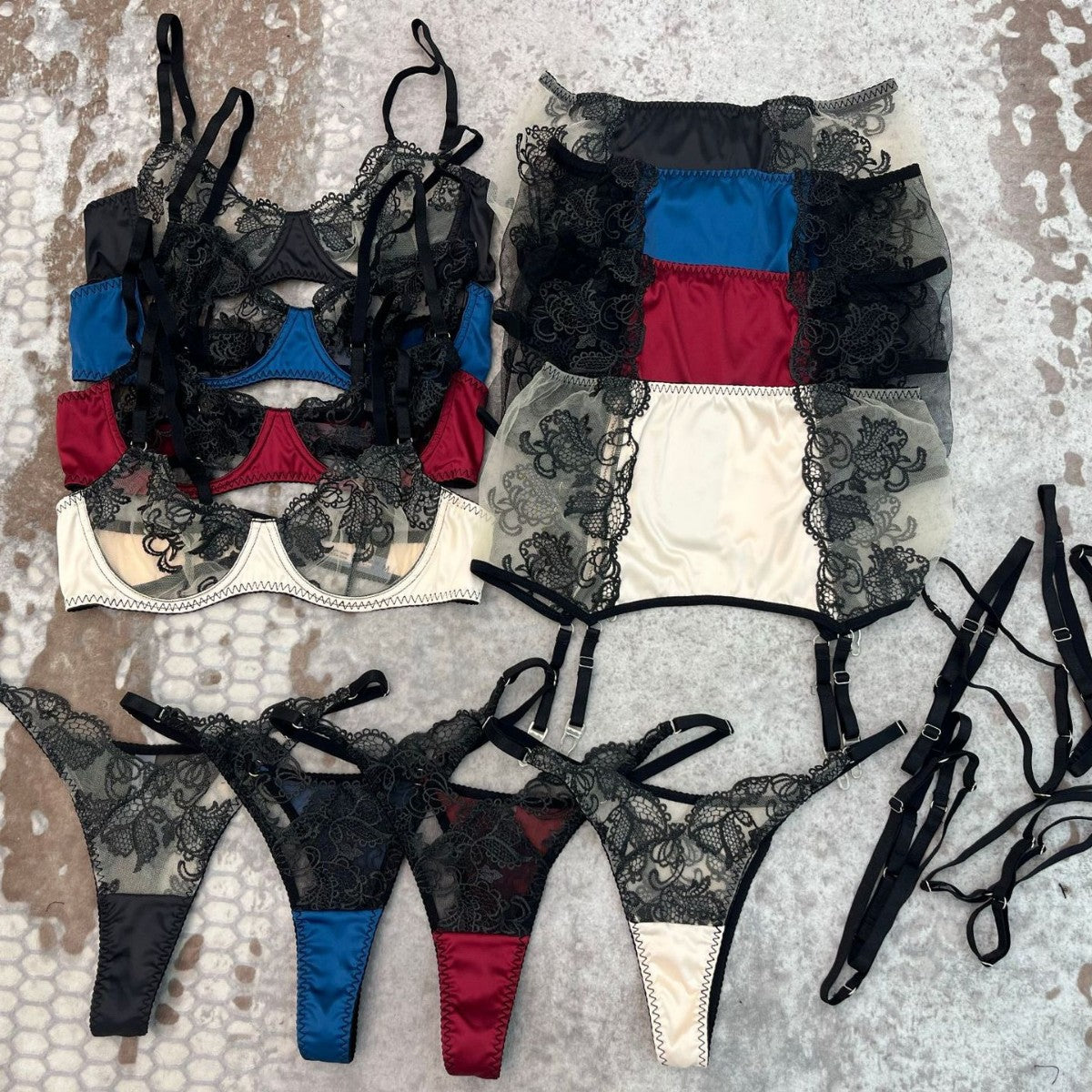 FREEDOMBEAUTY | European and American sexy underwear embroidered mesh yarn ultra-thin large chest shows small gathering bra foreign trade bra garter three-piece set