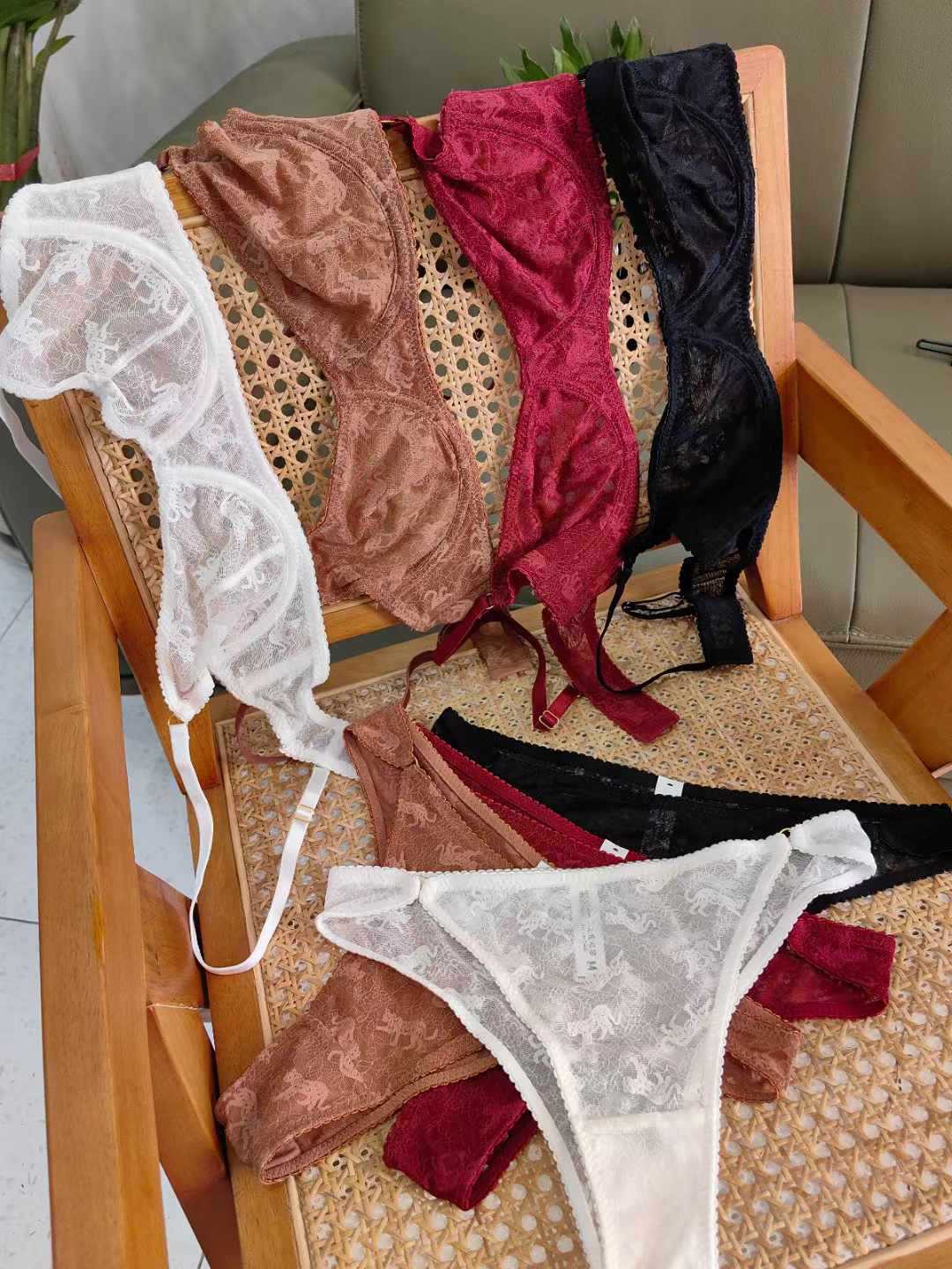 FREEDOMBEAUTY | European and American sexy lingerie French lace big chest small anti-sagging bra ultra-thin lace bra set