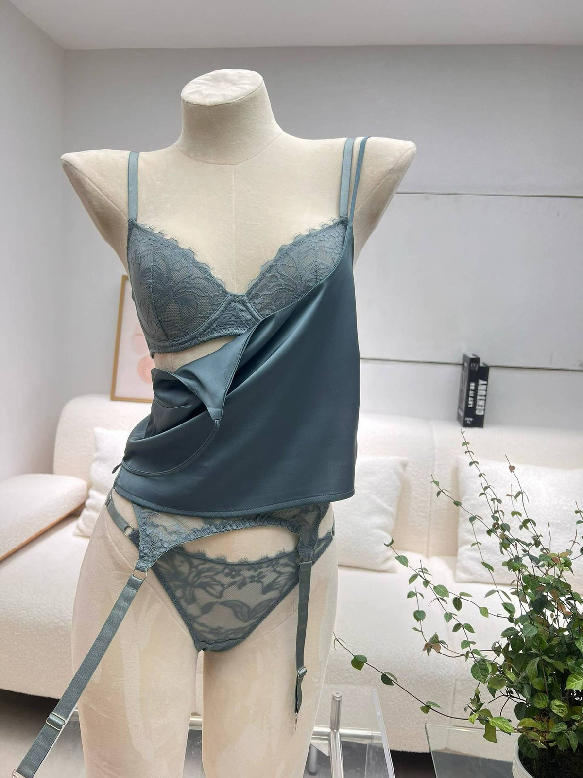 FREEDOMBEAUTY | Cross-border sexy lace underwear ultra-thin steel ring anti-sagging bra gathering bra set garter three-piece set